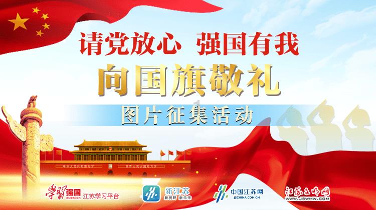 30多年前的摩登女郎，羞答答地望着镜头，当年性感泳装不输现在