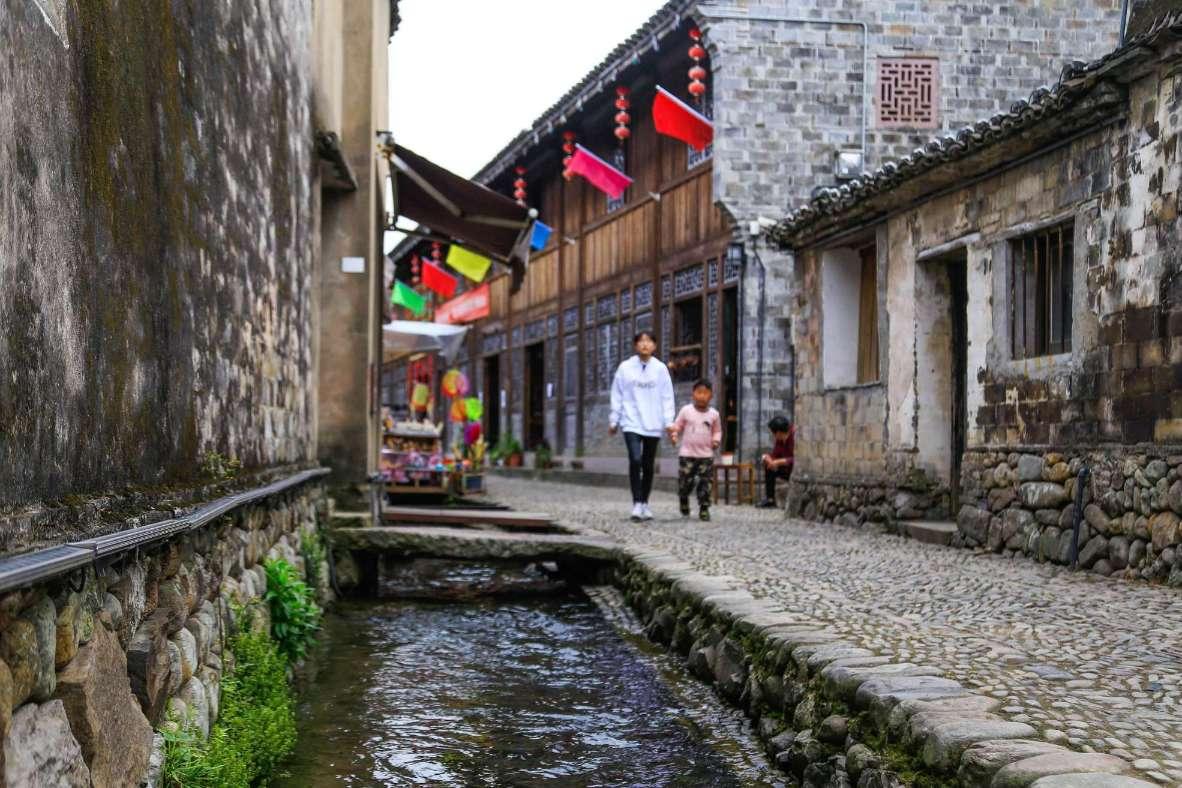江门市光明石油气储配站有限公司充装不符合安全技术规范要求的气瓶案